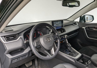 Подержанный автомобиль Toyota RAV4 2022 года (16 фото)