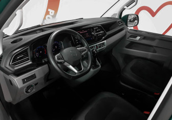 Подержанный автомобиль Volkswagen Caravelle 2022 года (7 фото)