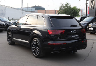 Подержанный автомобиль Audi Q7 2015 года (7 фото)