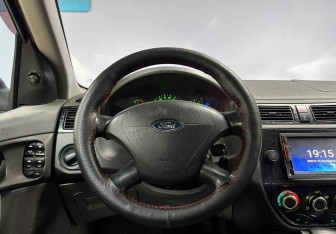 Подержанный автомобиль Ford Focus Sedan 2004 года (19 фото)