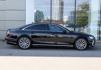Подержанный автомобиль Audi A8 2022 года (4 фото)
