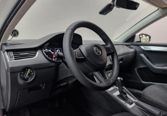 Подержанный автомобиль Skoda Octavia Liftback 2018 года (15 фото)