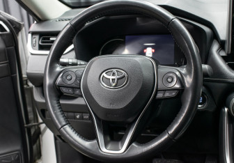 Подержанный автомобиль Toyota RAV4 2021 года (17 фото)
