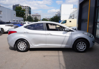 Подержанный автомобиль Hyundai Elantra Sedan 2011 года (4 фото)