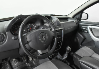 Подержанный автомобиль Renault Duster 2013 года (8 фото)