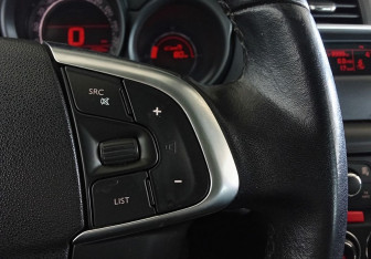 Подержанный автомобиль Citroen C4 Hatchback 2011 года (18 фото)