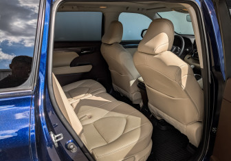 Подержанный автомобиль Toyota Highlander 2021 года (18 фото)