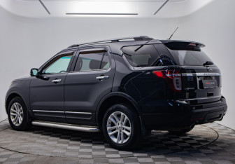 Подержанный автомобиль Ford Explorer 2013 года (3 фото)