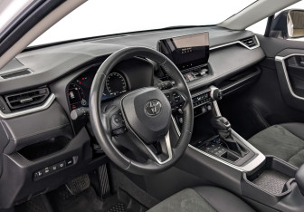 Подержанный автомобиль Toyota RAV4 2024 года (15 фото)
