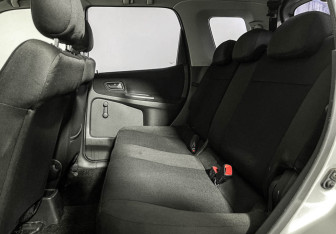 Подержанный автомобиль Suzuki Ignis 2005 года (10 фото)