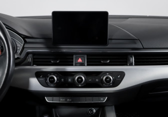 Подержанный автомобиль Audi A4 Sedan 2017 года (13 фото)