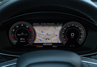 Подержанный автомобиль Audi Q5 2023 года (27 фото)