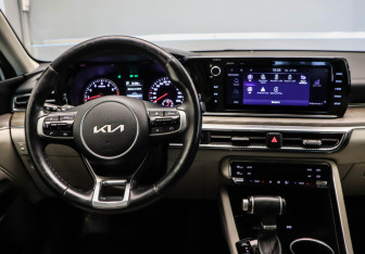 Подержанный автомобиль Kia K5 2022 года (14 фото)