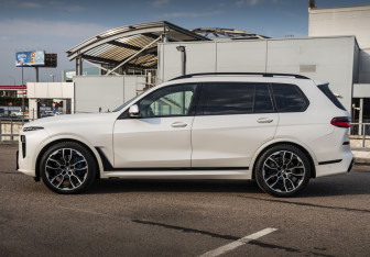 Подержанный автомобиль BMW X7 2024 года (8 фото)