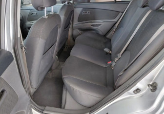 Подержанный автомобиль Kia Rio Sedan 2006 года (17 фото)