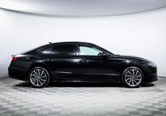 Подержанный автомобиль Hyundai Sonata 2022 года (4 фото)