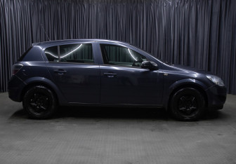 Подержанный автомобиль Opel Astra Hatchback 2011 года (4 фото)