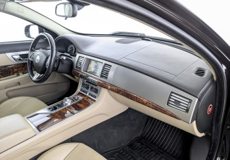 Подержанный автомобиль Jaguar XF Sedan 2012 года (11 фото)