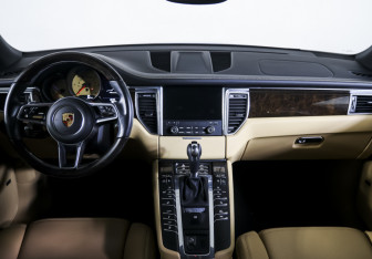 Подержанный автомобиль Porsche Macan 2017 года (14 фото)