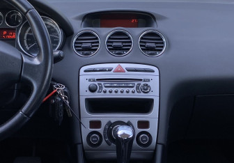 Подержанный автомобиль Peugeot 408 2012 года (12 фото)