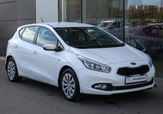 Подержанный автомобиль Kia Ceed Hatchback 2015 года (3 фото)