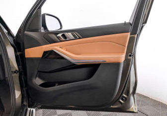 Подержанный автомобиль BMW X5 2020 года (25 фото)