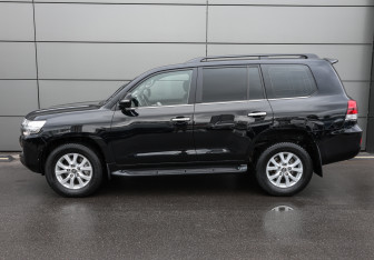 Подержанный автомобиль Toyota Land Cruiser Suv 2018 года (7 фото)