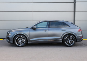 Подержанный автомобиль Audi Q8 2019 года (8 фото)