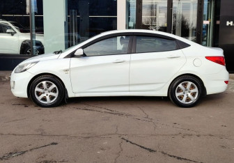 Подержанный автомобиль Hyundai Solaris Sedan 2012 года (8 фото)