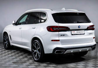 Подержанный автомобиль BMW X5 2022 года (7 фото)