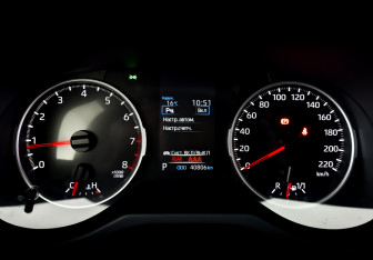 Подержанный автомобиль Toyota RAV4 2021 года (14 фото)