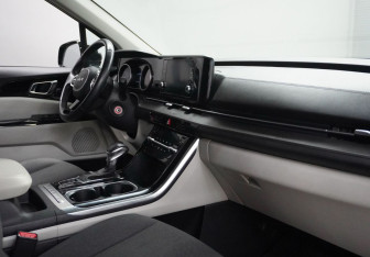 Подержанный автомобиль Kia Carnival 2021 года (10 фото)