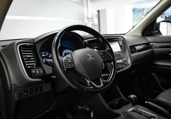 Подержанный автомобиль Mitsubishi Outlander 2016 года (7 фото)