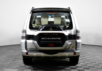 Подержанный автомобиль Mitsubishi Pajero 2015 года (6 фото)