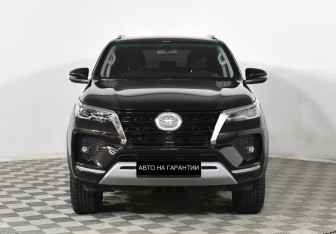 Подержанный автомобиль Toyota Fortuner 2020 года (2 фото)