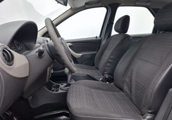 Подержанный автомобиль Renault Logan Sedan 2011 года (10 фото)