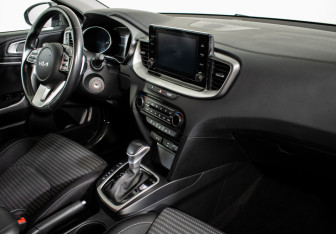 Подержанный автомобиль Kia Ceed Hatchback 2022 года (10 фото)