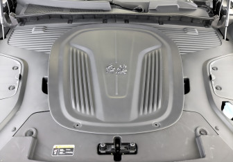 Подержанный автомобиль Hongqi E-HS9 2022 года (9 фото)