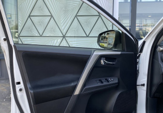 Подержанный автомобиль Toyota RAV4 2013 года (16 фото)