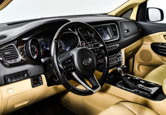 Подержанный автомобиль Kia Carnival 2018 года (12 фото)