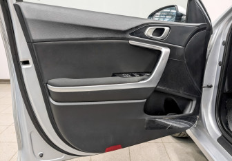 Подержанный автомобиль Kia Ceed Wagon 2021 года (20 фото)