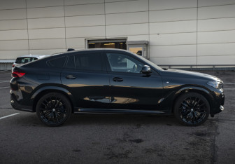 Подержанный автомобиль BMW X6 2021 года (5 фото)