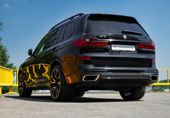 Подержанный автомобиль BMW X7 2021 года (7 фото)