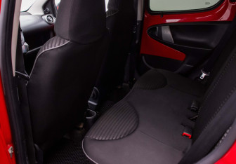 Подержанный автомобиль Peugeot 107 2012 года (11 фото)