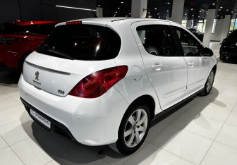 Подержанный автомобиль Peugeot 308 Hatchback 2012 года (5 фото)
