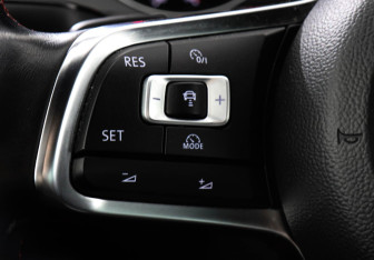 Подержанный автомобиль Volkswagen Golf GTI Hatchback 2014 года (14 фото)