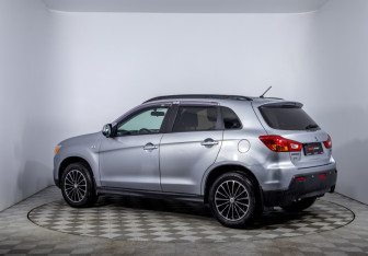 Подержанный автомобиль Mitsubishi ASX 2010 года (7 фото)