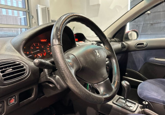 Подержанный автомобиль Peugeot 206 Hatchback 2002 года (12 фото)