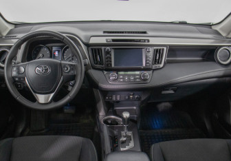 Подержанный автомобиль Toyota RAV4 2016 года (13 фото)