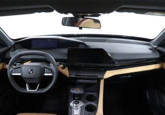 Подержанный автомобиль Changan UNI-V 2023 года (12 фото)
